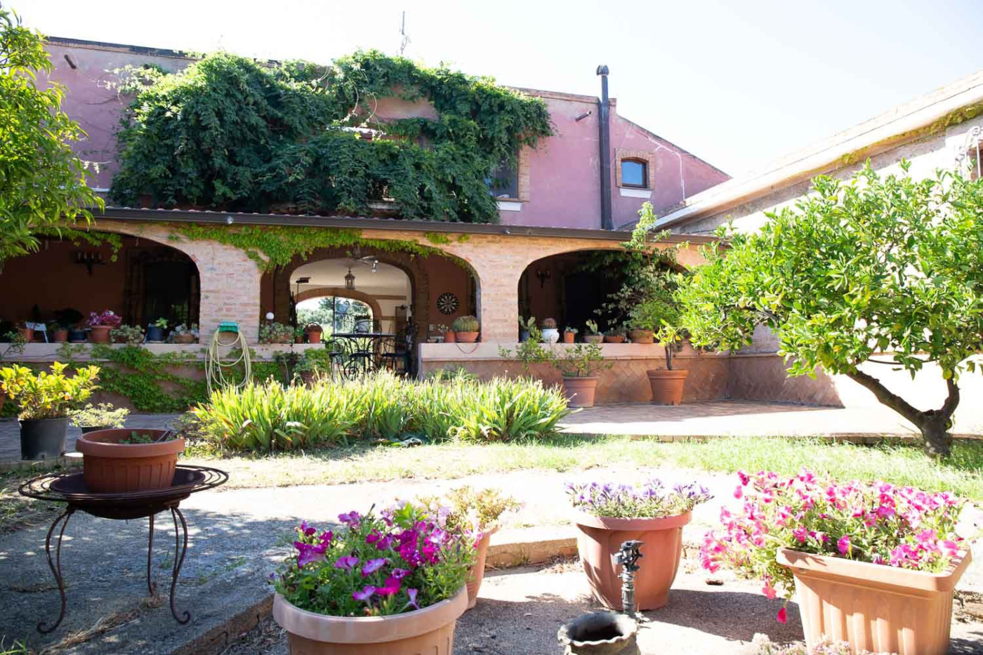 casale-borgo-piazza-esterno-1400x933