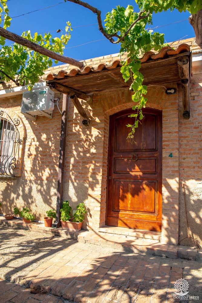 1-ginestra_borgo-piazza_ingresso